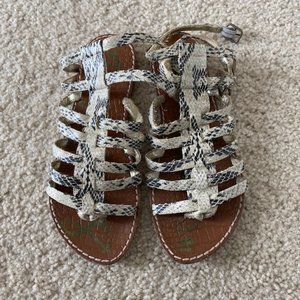 Flat sandals